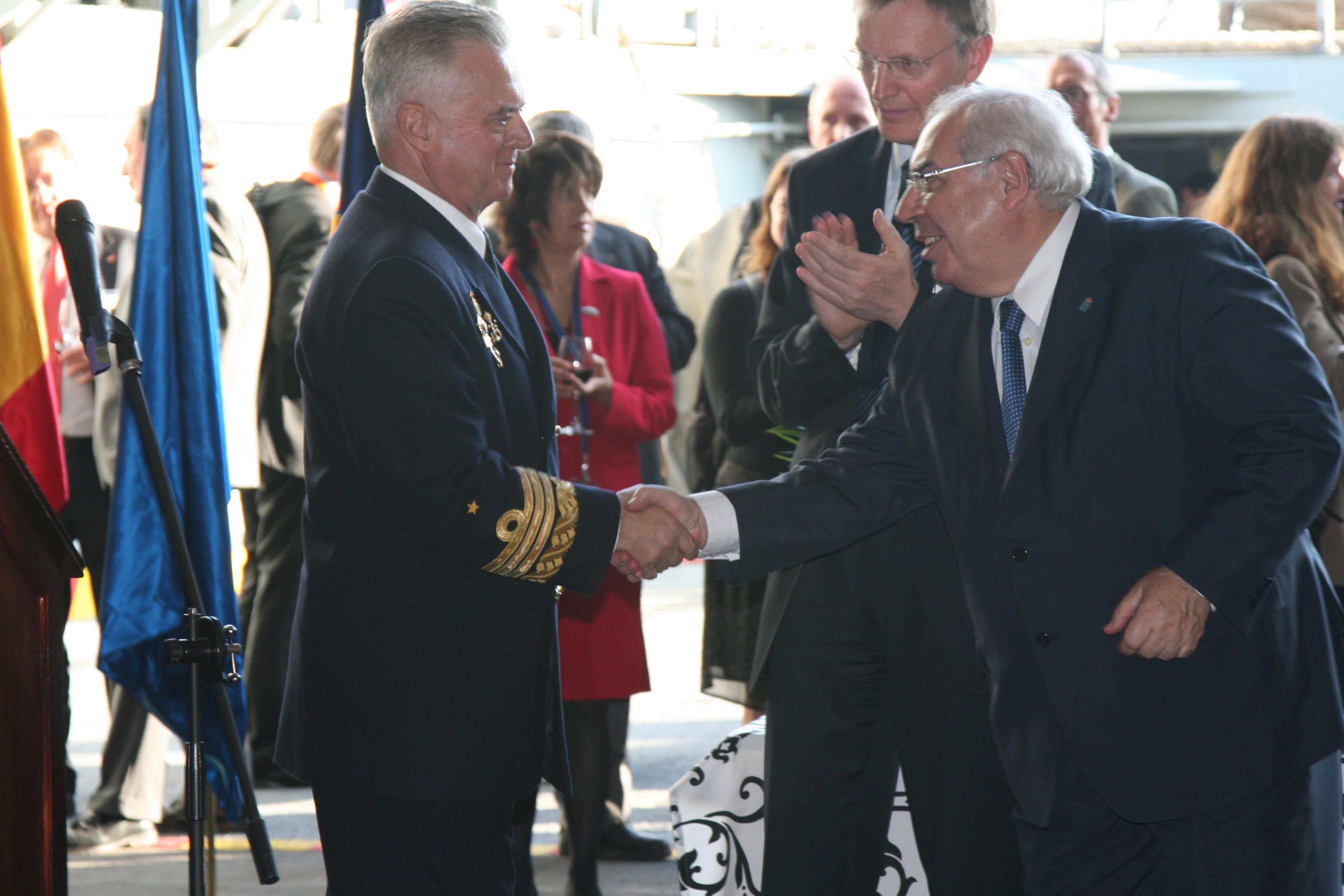 El Almirante General Jefe de Estado Mayor de la Armada saluda al Presidente del Principado de Asturias en presencia del Comisario de Medio Ambiente del Consejo Europeo (Foto cedida por el Principado de Asturias)